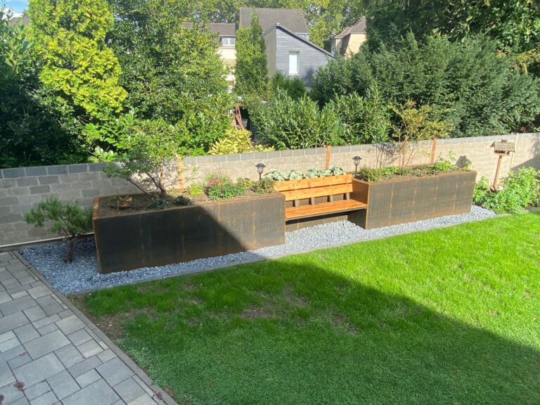 Bank met hoge cortenstalen borders