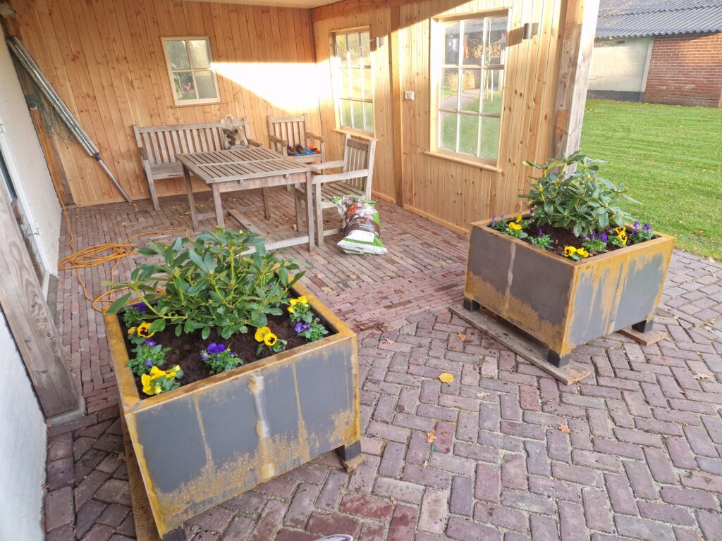 Bloembakken met poten Cortenstaal tuin