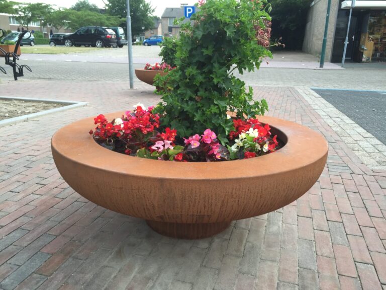 CorTenstalen plantenbak rond openbare ruimte steelgarden