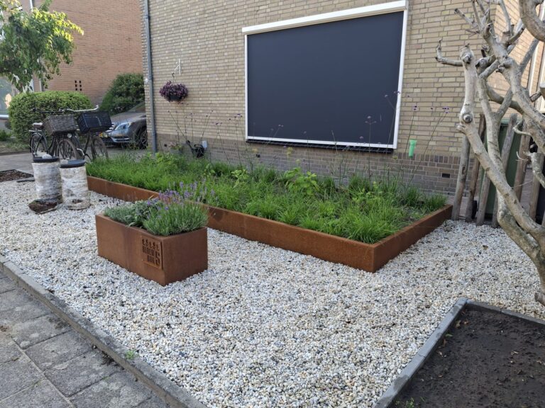 Cortenstalen borders en bloembak voor voortuin