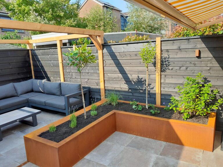 Hoek border tuinafscheiding