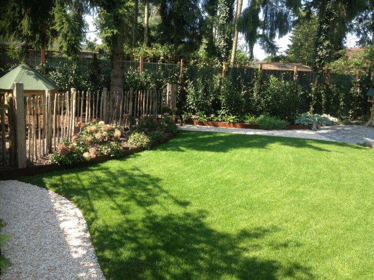 Kantopsluiting cortenstaal in de tuin