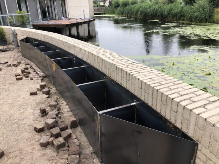 Maatwerk CorTenstalen border tegen een wand