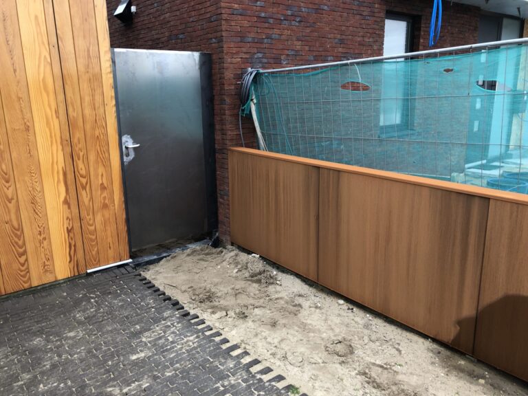 Muur en deur van cortenstaal