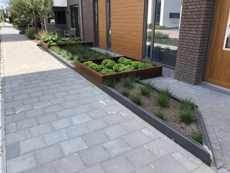 Voortuin aangelegd CorTenstalen borders