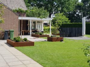cortenstalen borderranden in de tuin