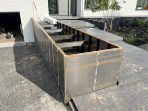 volledige afgelaste bloembak maatwerk geplaatst